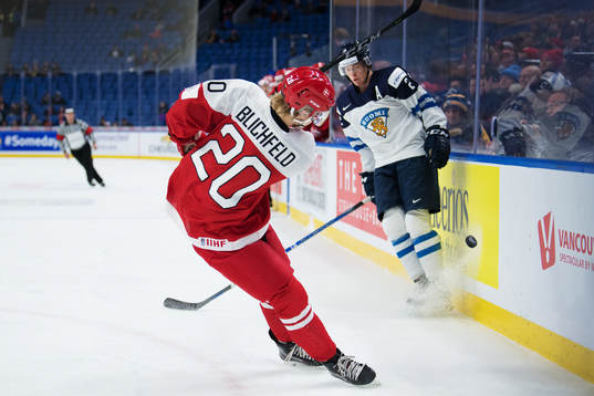 Danmarks Joachim Blichfeld rensar undan pucken mot Finlands