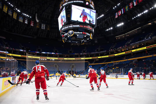 Tjeckiens spelare värmer upp före ishockeymatchen i JVM