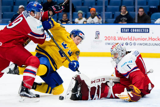 Sveriges Marcus Davidsson oroar framför Tjeckiens målvakt