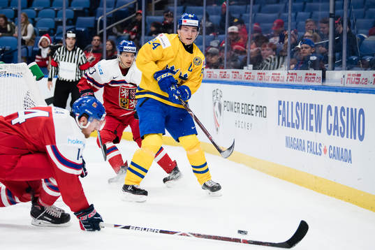 Sveriges Lias Andersson i kamp mot Tjeckiens Ondrej Vala