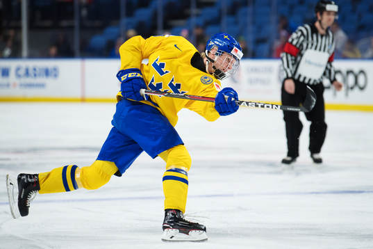 Sveriges Rasmus Dahlin skjuter ett skott