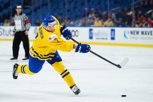 Sveriges Timothy Liljegren skjuter ett skott