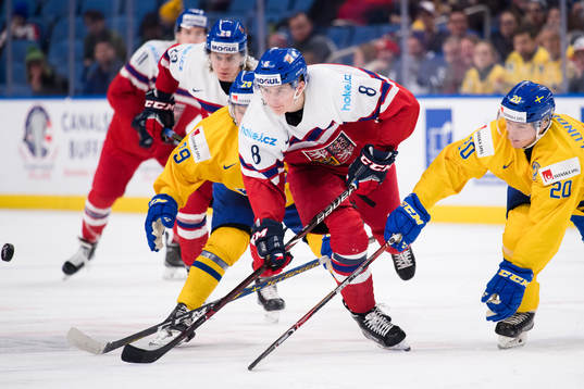 Tjeckiens Martin Necas i kamp mot Sveriges Oskar Steen och