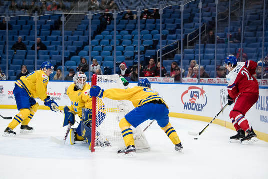 Sveriges Jacob Moverare, målvakt Filip Gustavsson och
