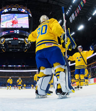 Sveriges målvakt Filip Gustavsson jublar