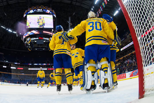 Sveriges målvakt Filip Gustavsson jublar