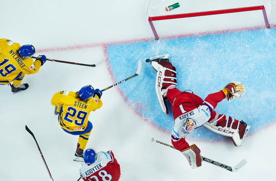 Sveriges Alexander Nylander och Oskar Steen oroar framför