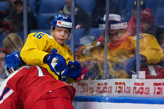 Tjeckiens Radim Salda tacklar Sveriges Linus Lindström