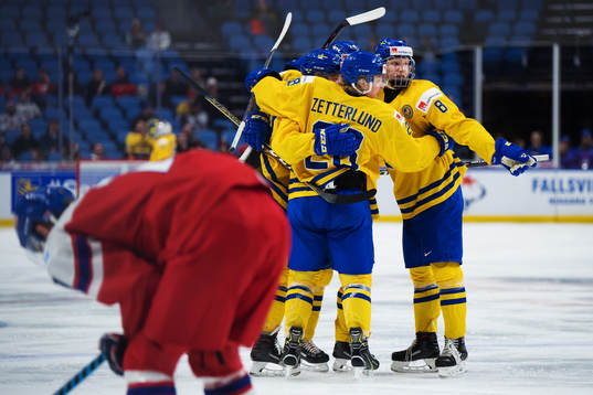 Sveriges Fabian Zetterlund och Rasmus Dahlin jublar