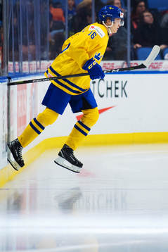 Sveriges Linus Lindström gör entré till ishockeymatchen