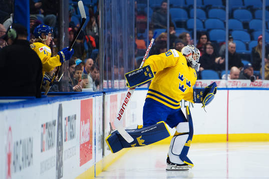 Sveriges Alexander Nylander och målvakt Filip Gustavsson