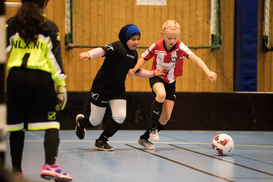 Flickor ur FC Rosengård och Höllviken spelar