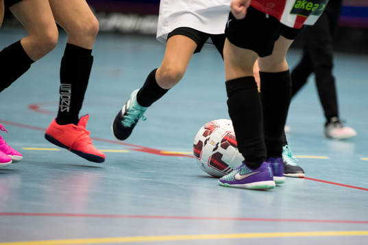 Fötter och fotboll