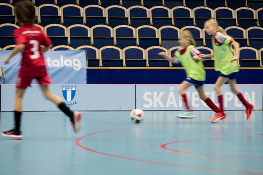 Spelare springer framför en skylt med texten MFF och