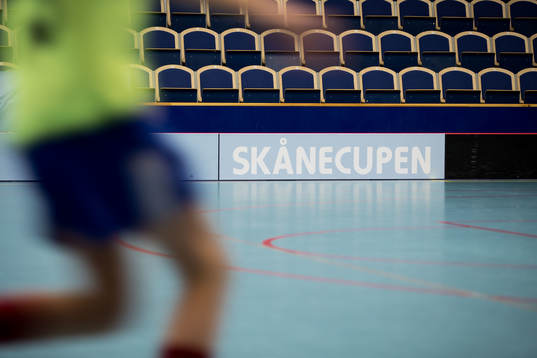 Spelare springer framför en skylt med texten Skånecupen