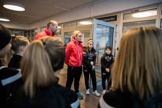 Ledare instruerar spelare