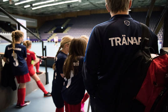 Tränare och spelare följer spelet