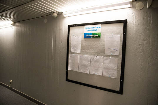 Anslagstavla som informerar om vilka omklädningsrum som