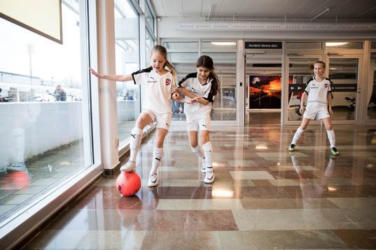 Spelare från FC Rosengård spelar fotboll i väntan på