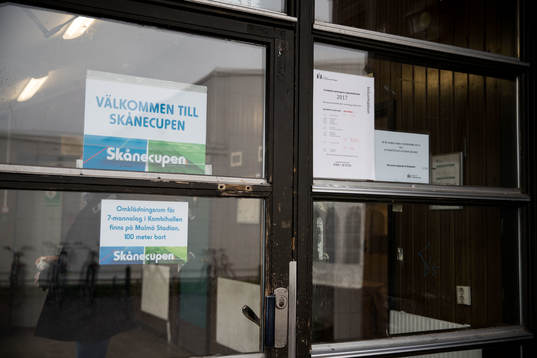 Skylt hälsar besökare välkomna till Skånecupen
