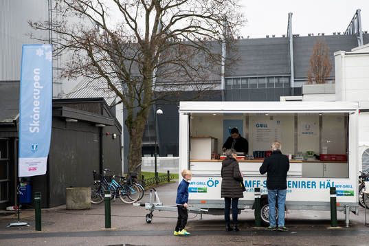 Vimpel med texten Skånecupen samt matvagn