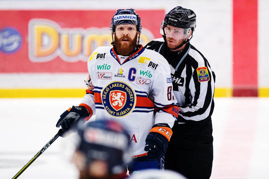 Domaren håller undan Växjös Liam Reddox