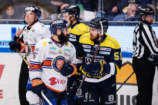 s Marc Zanetti i en diskussionunder ishockeymatchen i SHL