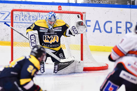 Växjös Andrew Calof gör 0-1 bakom målvakt Fredrik