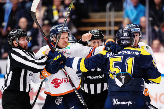 s Marc Zanetti i ett gruff med Växjös Pontus Netterberg