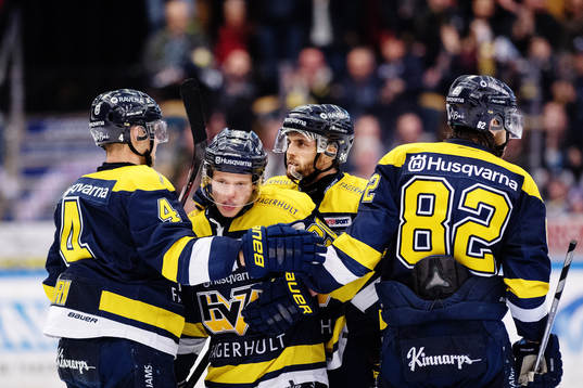 s Max Wärn och Kevin Stenlund jublar med målskytten till