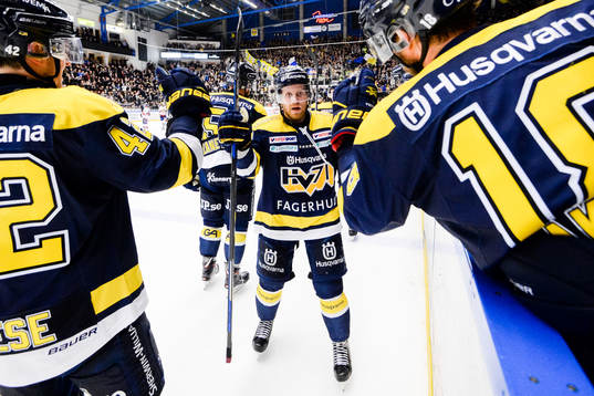 s Mattias Tedenby jublar