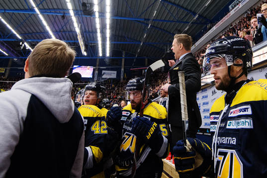 s assisterande tränare Nicklas Rahm jublar på slutsignalen