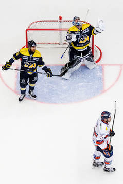 s Topi Jaakola och målvakt Fredrik Pettersson-Wentzel