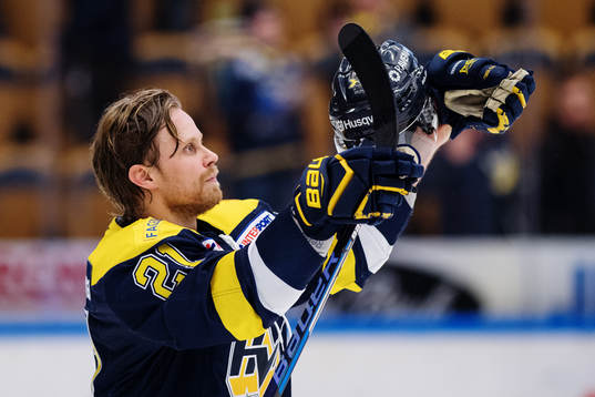 s Mattias Tedenby jublar och tackar publiken
