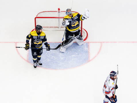 s Topi Jaakola och målvakt Fredrik Pettersson-Wentzel