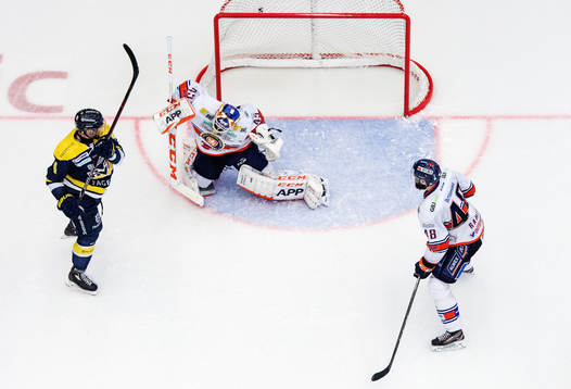 s Max Wärn och Växjös Daniel Rahimi ser pucken gå in