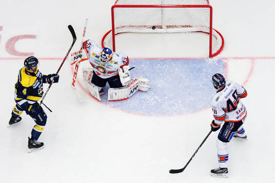 s Max Wärn och Växjös Daniel Rahimi ser pucken gå in