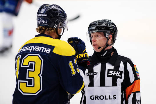 s Oscar Sundh och Domare Pehr Claesson diskuterar