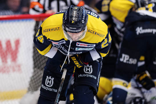 s Stefan Elliott grimaserar och tar sig för handen där
