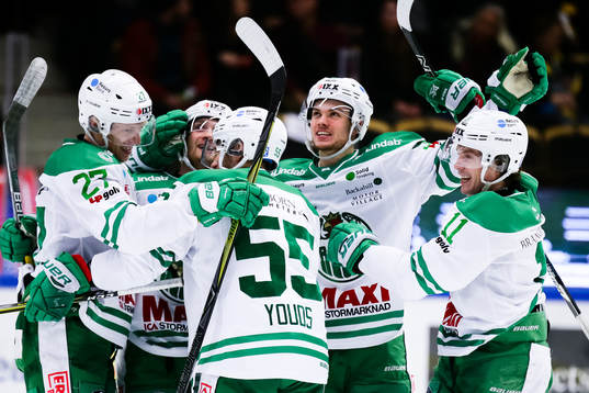 Rögles spelare  jublar