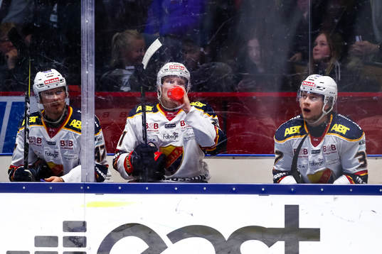 Tre spelare i Djurgårdens utvisningsbås