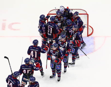 Linköpings målvakt Jonas Gustavsson tackas av Linköpings