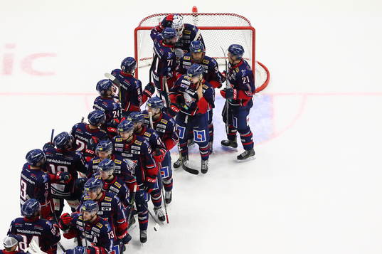 Linköpings målvakt Jonas Gustavsson tackas av Linköpings