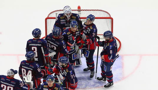 Linköpings målvakt Jonas Gustavsson tackas av Linköpings