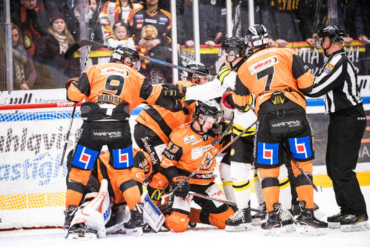 gruff framför Karlskronas målvakt Henrik Lundberg