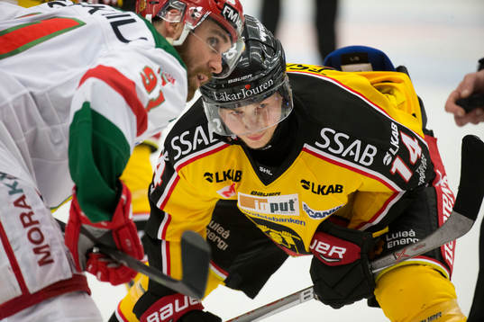 Luleås Jonas Berglund  och Moras Jacob Lagacé