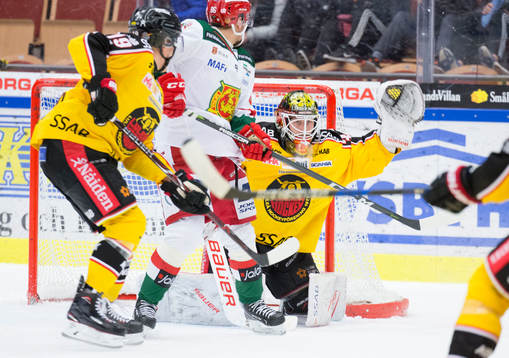 Luleås målvakt Joel Lassinantti räddar ett skott