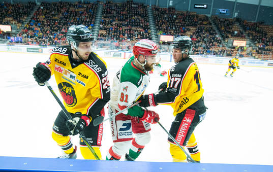 Luleås Anton Hedman och Andreas Falk stoppar Moras Jacob