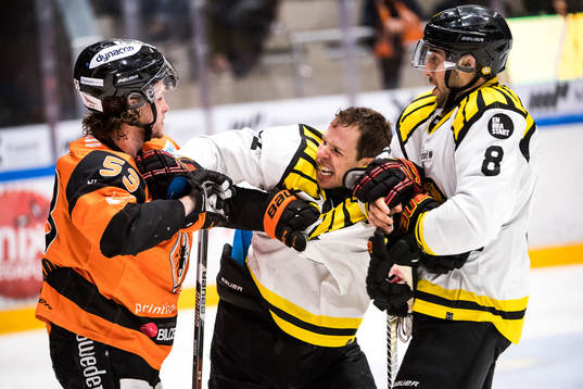 Karlskronas Bobbo Petersson  och Brynäs Kevin Clark  i