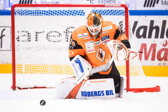 Karlskronas målvakt Henrik Lundberg räddar